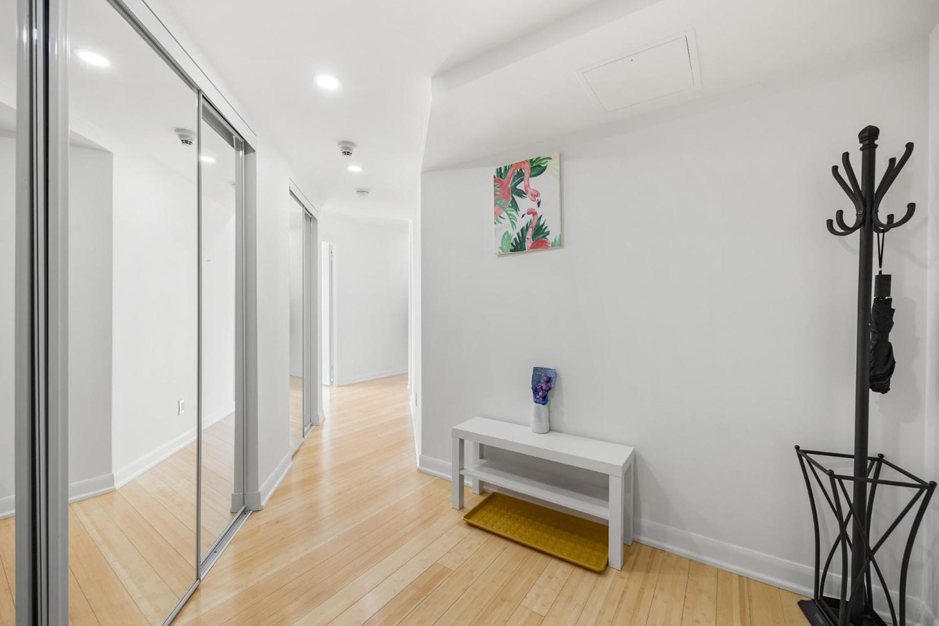 Modern 2-Bedroom Condo W Floor To Ceiling Windows Toronto Exterior foto