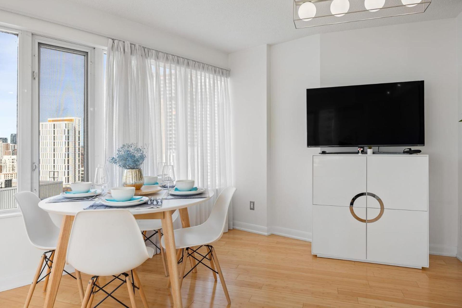 Modern 2-Bedroom Condo W Floor To Ceiling Windows Toronto Exterior foto