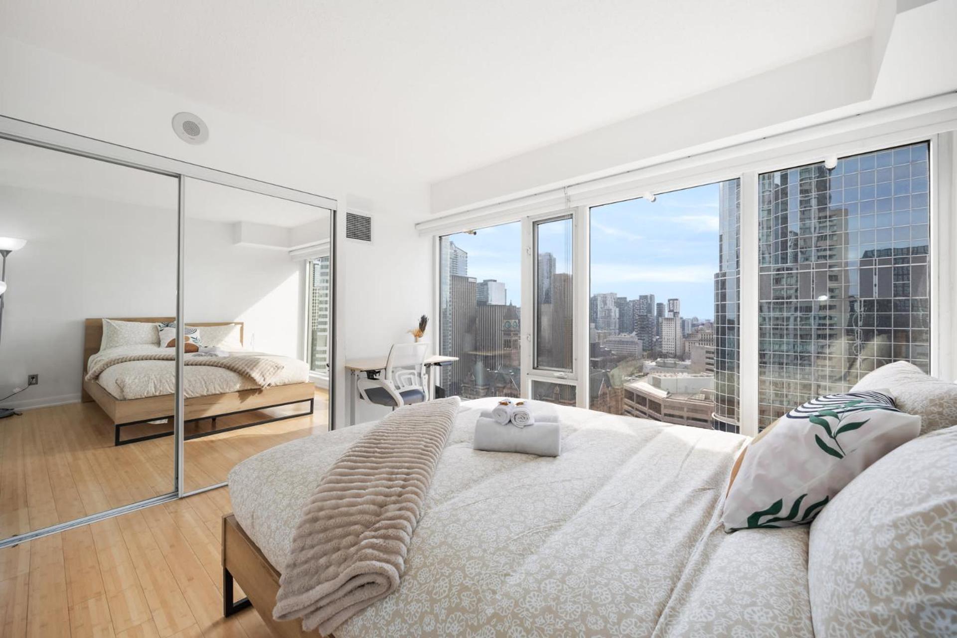 Modern 2-Bedroom Condo W Floor To Ceiling Windows Toronto Exterior foto