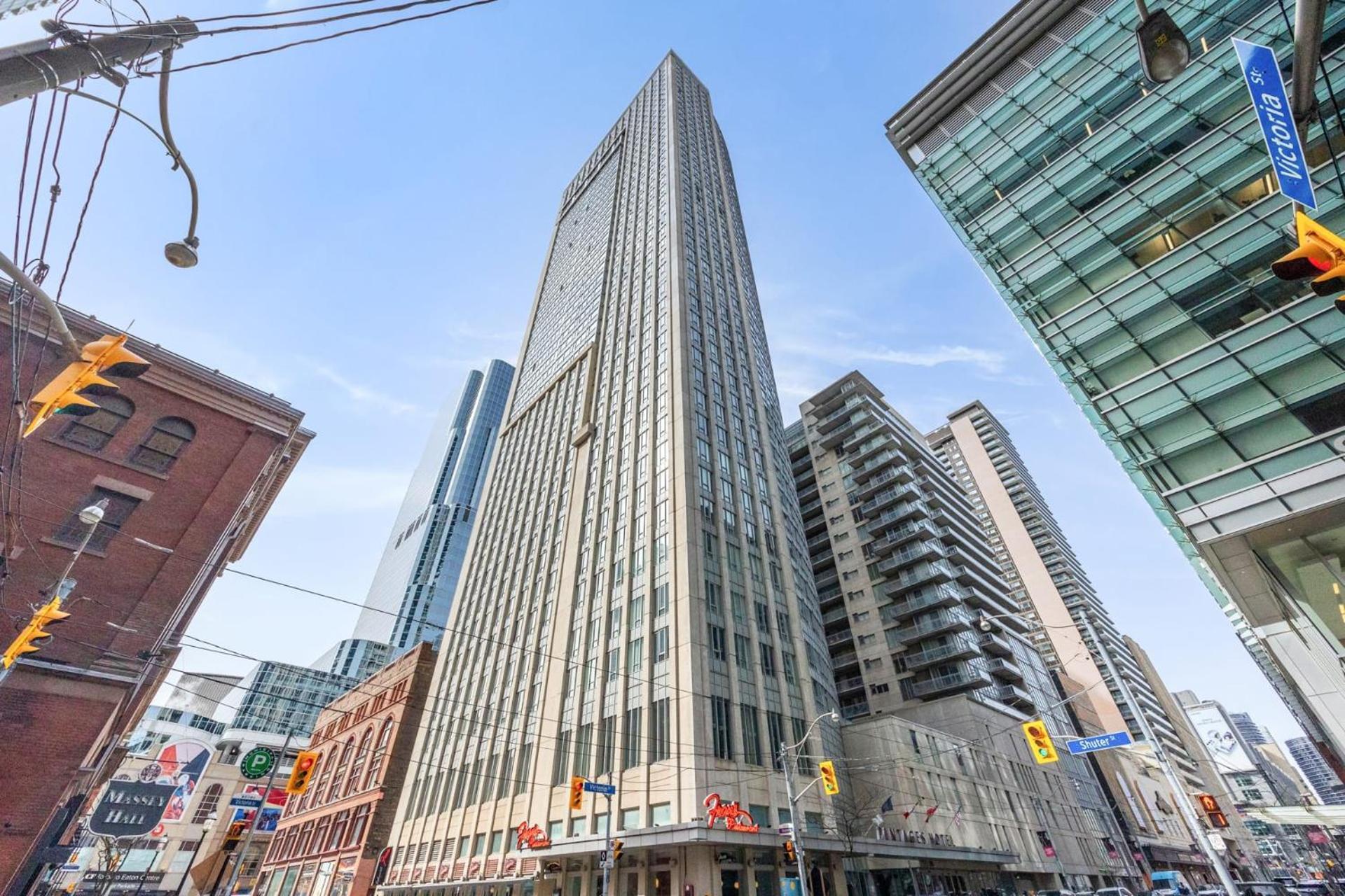 Modern 2-Bedroom Condo W Floor To Ceiling Windows Toronto Exterior foto