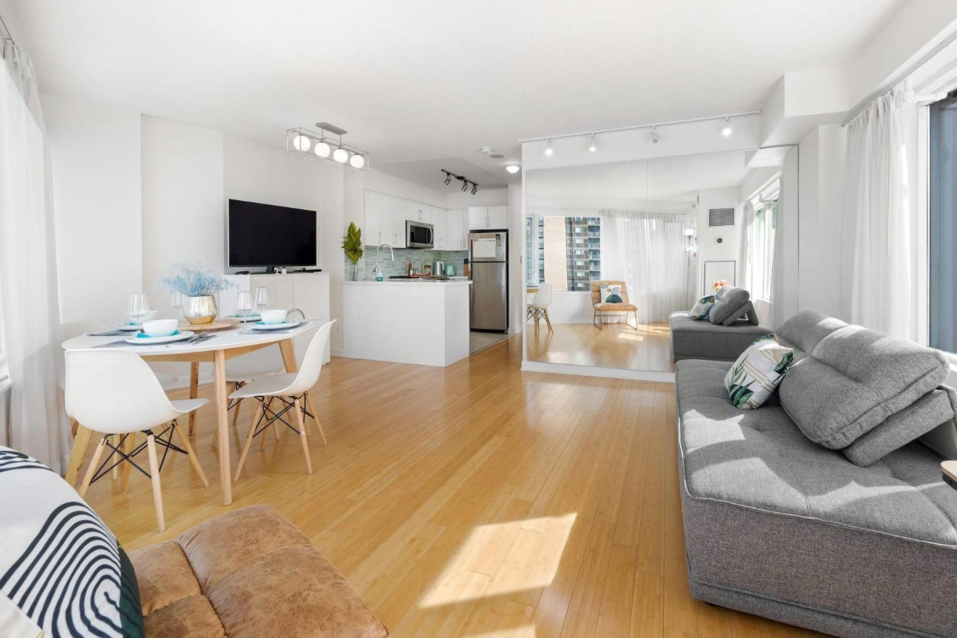 Modern 2-Bedroom Condo W Floor To Ceiling Windows Toronto Exterior foto