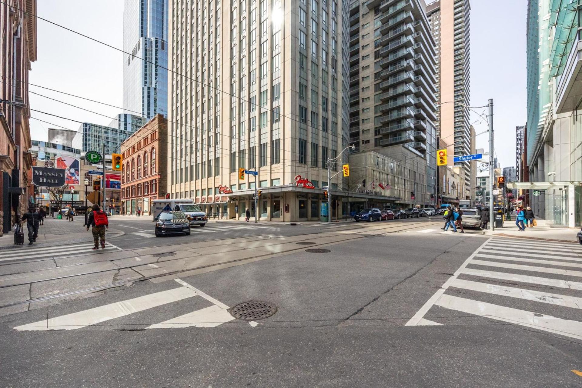 Modern 2-Bedroom Condo W Floor To Ceiling Windows Toronto Exterior foto